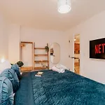 Stylish Grade II Listed City Pad, City Centre, Fast Wifi, Contractors, Families