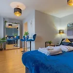 City Skyline View Studio Apartment - Birmingham Central