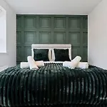 Luxury City Centre 2 Bed Retreat - Sleeps 4 - Free Parking