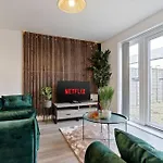 Luxury City Centre 2 Bed Retreat - Sleeps 4 - Free Parking