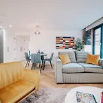 Grade II Listed Unique City Gem, City Centre, Fast Wifi, Contractors, Family