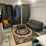 *Lux Cosy 2 Bedroom Apartment With Parking, Balcony*