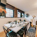 Boutique Grade II Listed Gem, City Centre, Fast Wifi, Family/ Contractors