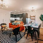 Boutique Grade II Listed Gem, City Centre, Fast Wifi, Family/ Contractors