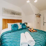 Boutique Grade II Listed Gem, City Centre, Fast Wifi, Family/ Contractors