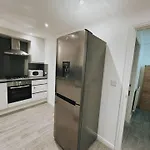 Stunning 3-Bed House In Oldbury