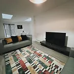 Stunning 3-Bed House In Oldbury