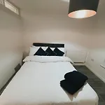 Stunning 3-Bed House In Oldbury
