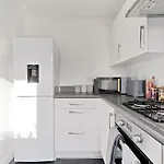 Luxury Birmingham City Centre Townhouse With Free Parking - Sleeps 4 - Perfect For Contractors, Business Travellers, Families And Other Groups - Near Bullring, Newstreet, Selfridges, Nec, Nia & Birmingham Airport