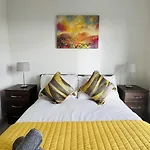 City Apartment 2 Bed 2 Bath- Netflix - Off-Street Parking - Wifi