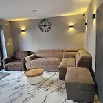 Urban Escape *4 Bedroom House* With Free Parking