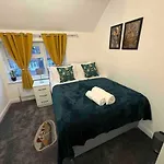 3-Bed Home Sleeps 8 Ideal For Large Groups