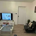 3-Bed Home Sleeps 8 Ideal For Large Groups