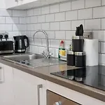 Modern Central Apartment - City Centre - Fast Wifi - Near Utilitia Arena & Icc