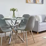 Modern Central Apartment - City Centre - Fast Wifi - Near Utilitia Arena & Icc