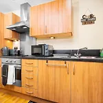 Cozy 2 Bed Arcadian Centre By Azura Nights