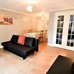 The Brum Home - Garden, Netflix, Bbq, 3 Tvs, Huge Lounge Or Quadruple Bedroom Plus 2 Double Bedrooms