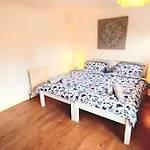 The Brum Home - Garden, Netflix, Bbq, 3 Tvs, Huge Lounge Or Quadruple Bedroom Plus 2 Double Bedrooms