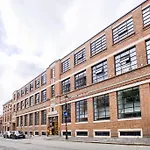 Spacious Top Floor 2 Bedroom Apartment In St Pauls Square