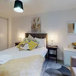 Central Balcony - 1 Bed Entire Apartment