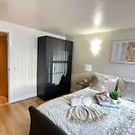 Urban Chic: 2 Bedroom Apartment In City Centre + Free Parking