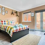 Spacious 3-Bed With Free Parking