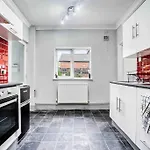 Spacious 3-Bed With Free Parking