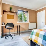 Spacious 3-Bed With Free Parking