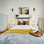 Bright And Airy Studio In Trendy Birmingham Locale