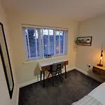 Stylish 2 Bedroom Apartment Sleeps 4 Contractors And Corporates Welcome