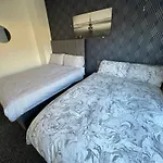 Spacious 3 Bed House, Sleeps 7 People - Birmingham