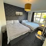Spacious 3 Bed House, Sleeps 7 People - Birmingham
