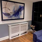 Luxury 3 Bedroom House -Private Parking, Sleeps 6, & Featuring En-Suite Master Bedroom