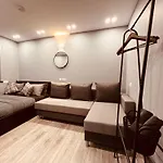 Urban Escape *4 Bedroom House* With Free Parking