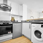 Luxury 4 Bed House With En-Suite, Games Room, Bbq, On-Site Parking By Azura Nights