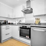 Luxury 4 Bed House With En-Suite, Games Room, Bbq, On-Site Parking By Azura Nights
