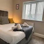 New Stylish House - Sleeps 7 - Free Parking - Contractors Welcome - Wifi