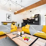 Birmingham City Centre - Loft Style Apartment - Free Wifi & Netflix - On Street Parking - 1Nt