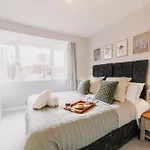 Modern 3-Bed, Garden, Fast Wifi, Family, Contractors