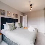 Modern 3-Bed, Garden, Fast Wifi, Family, Contractors