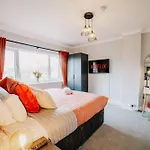 Modern 3-Bed, Garden, Fast Wifi, Family, Contractors