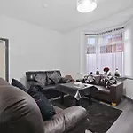 Stunning 5Bed House In Birmingham Contractors Also