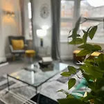 Meadows Court -Wyndale- Central Mansion Style 3Br