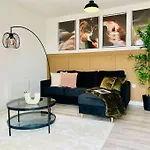 Hessian Lounge -Wyndale- Central 2Br W/Parking