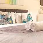 Chrome Homes - New 1 Bed City Centre Wi-Fi/Smarttv