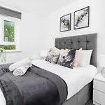 Luxury 2 Bedroom Apartment - Parking & Balcony - Underfloor Heating - 6Mc