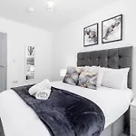 Luxury 2 Bedroom Apartment - Parking & Balcony - Underfloor Heating - 6Mc