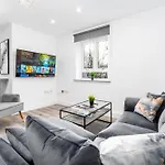 Luxury 2 Bedroom Apartment - Parking & Balcony - Underfloor Heating - 6Mc