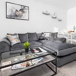 Luxury 2 Bedroom Apartment - Parking & Balcony - Underfloor Heating - 6Mc