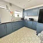 Cosy Retreat: Near Attractions & Comfortable!